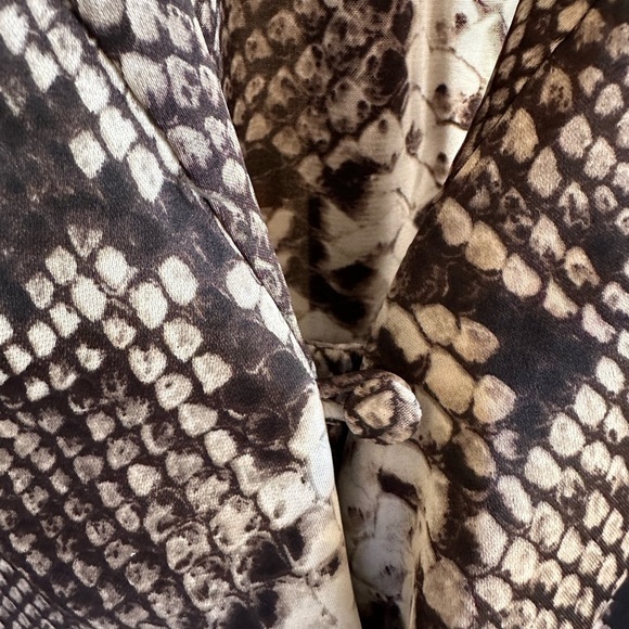 Jones New York Woman Reptile print silky blouse. Long sleeves - Size 20W - Picture 4 of 10